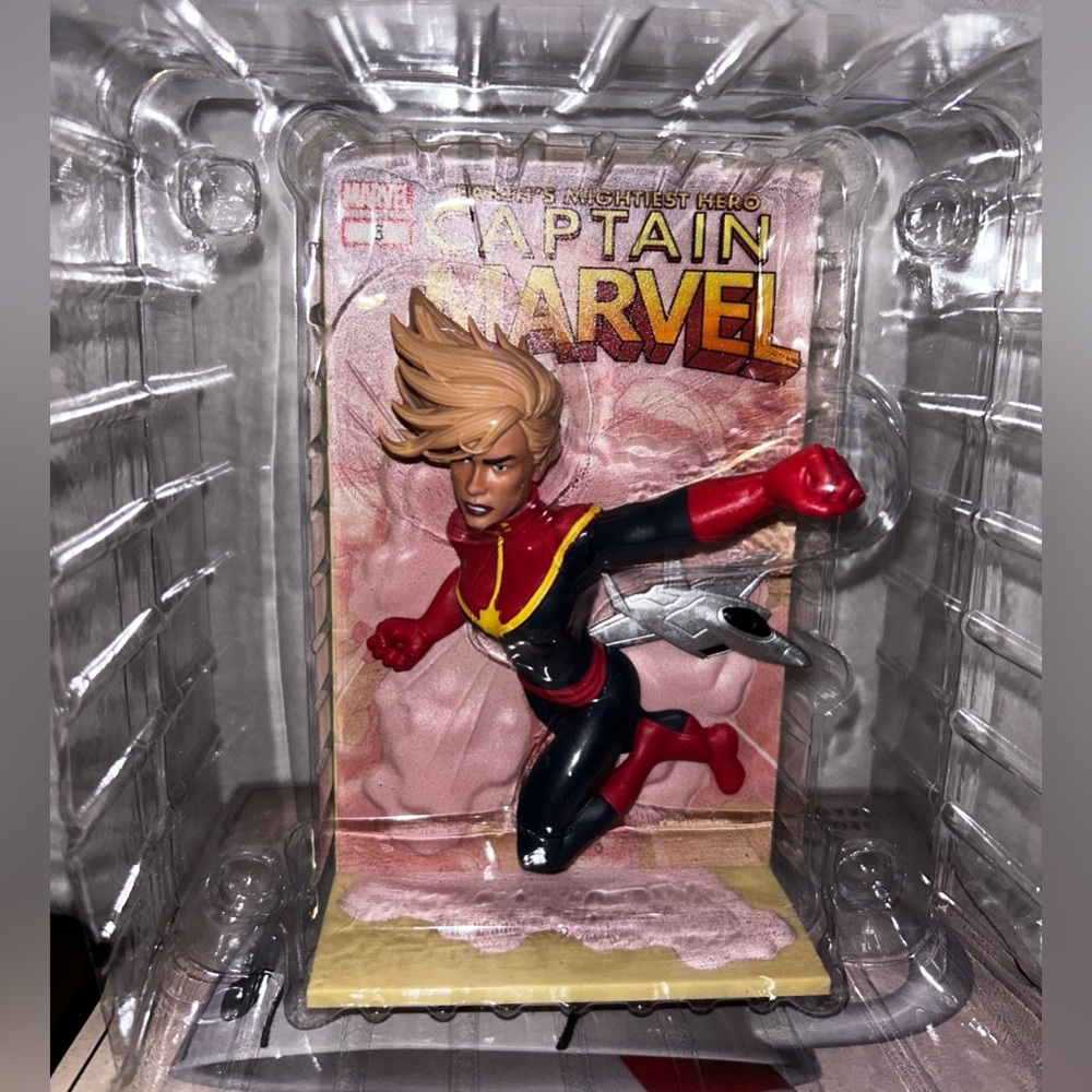 Captain Marvel 3D Comic Standee